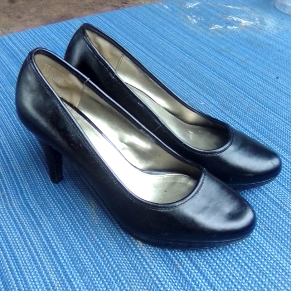 Bandolino closed toe, black heel 👠